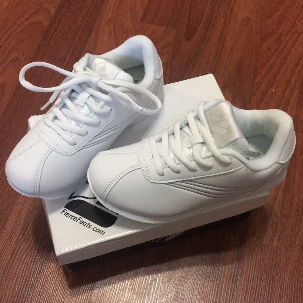 Youth Girl Cheer Shoes NIB size 13y White